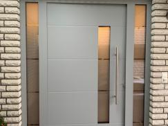 Haustür mit zwei Seitenteilen