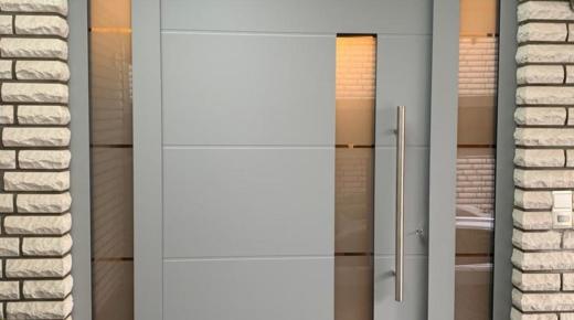 Haustür mit zwei Seitenteilen