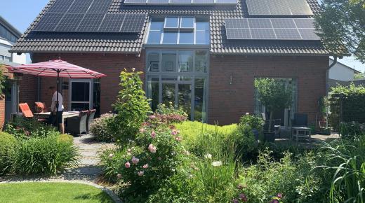 Fenster mit grauem Rahmen