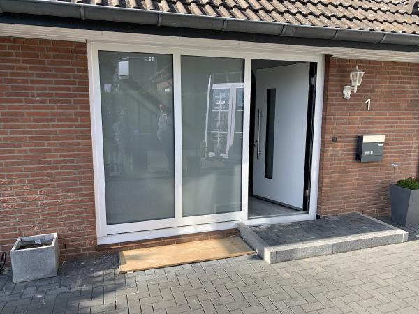 Kunststoff-Haustür mit Milchglas-Seitenteilen