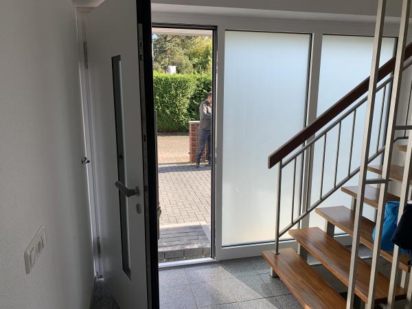 Kunststoff-Haustür mit Milchglas-Seitenteilen Innenansicht