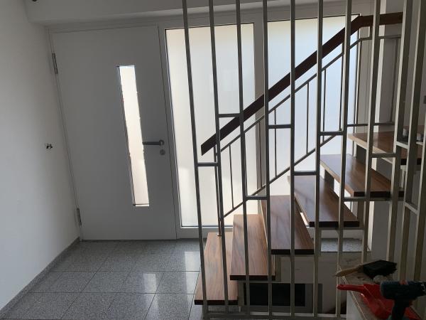 Kunststoff-Haustür mit Milchglas-Seitenteilen Innenansicht