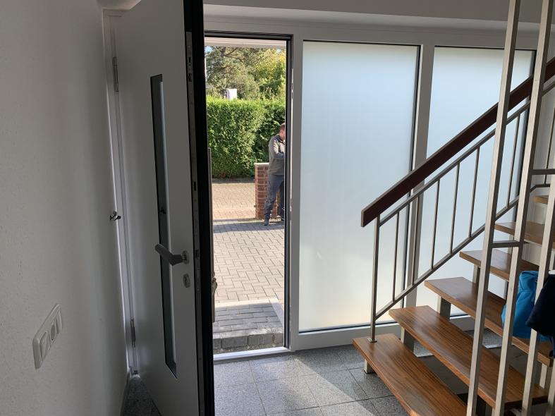 Kunststoff-Haustür mit Milchglas-Seitenteilen Innenansicht