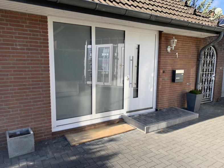 Kunststoff-Haustür mit Milchglas-Seitenteilen