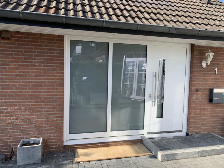 Kunststoff-Haustür mit Milchglas-Seitenteilen